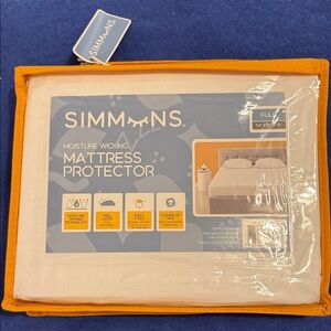 Simmons Full Size White Mattress Protector NIP Moisture Wicking Cleans-up Nice